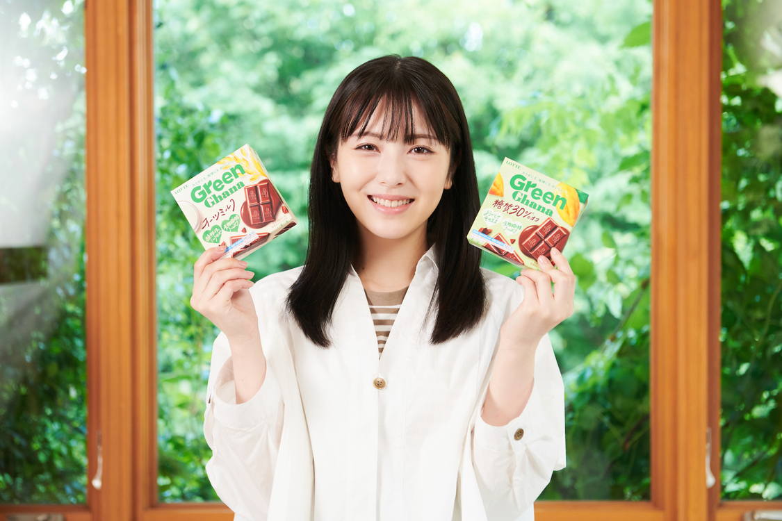 ガーナ 新TV-CM『はじめまして、緑のガーナです。』篇より（浜辺美波）