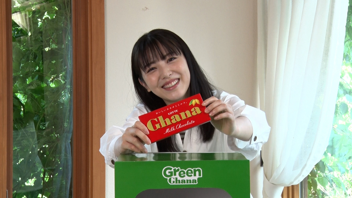 ガーナ 新TV-CM『はじめまして、緑のガーナです。』篇より（浜辺美波）