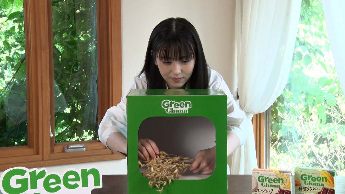 箱の中身当てゲームにチャレンジする浜辺美波