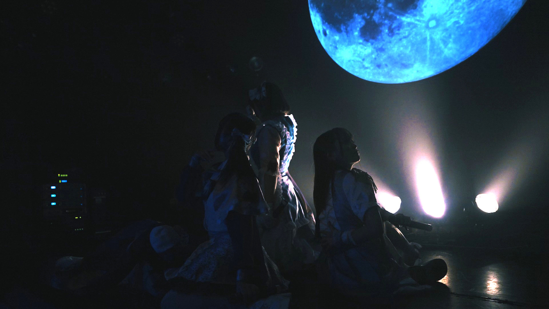 「無色透明、イノセント中毒」リリックビデオより