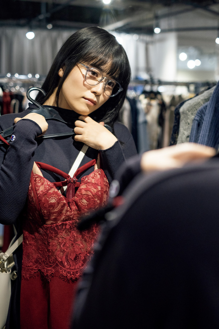 東雲うみ『旬撮GIRL Vol.16』（撮影：塩原洋、スタイリング：毛塚由恵、ヘアメイク：尾口佳奈）