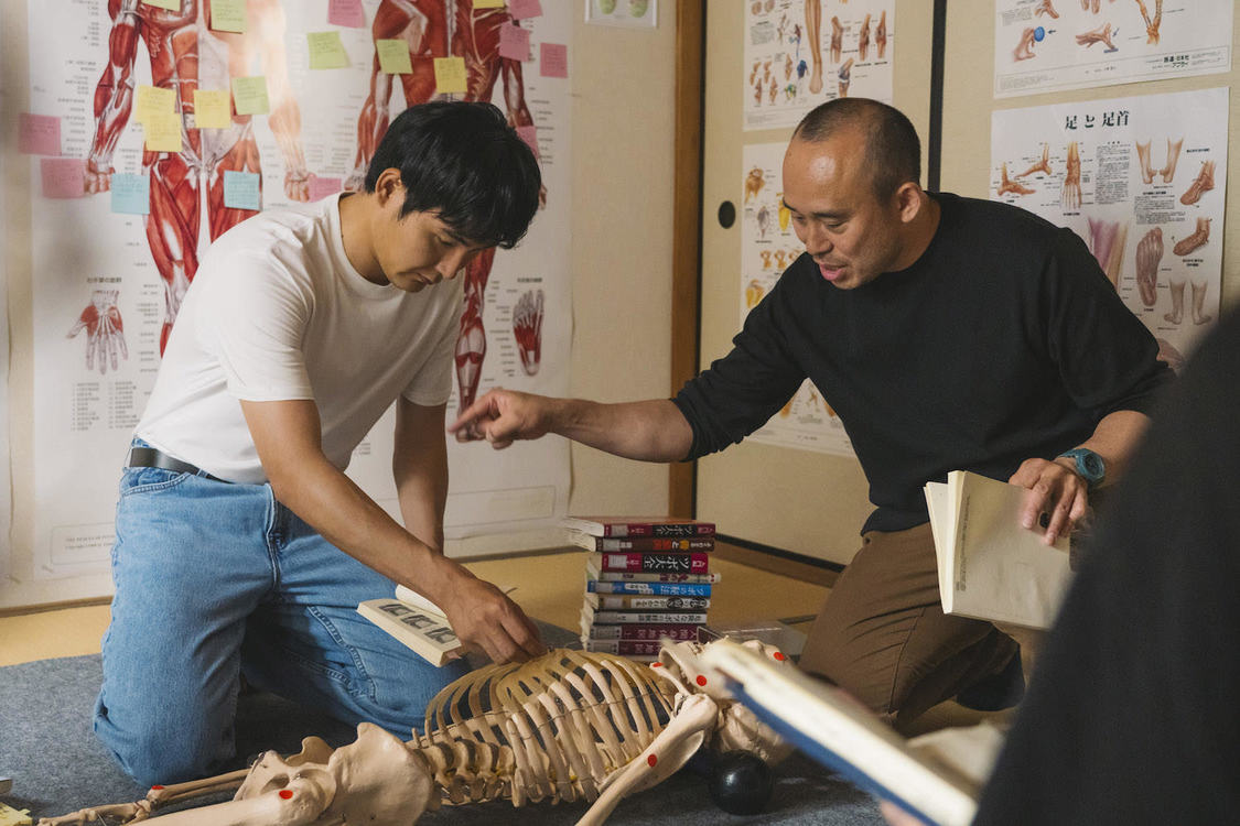 DMM TVオリジナルドラマ『ケンシロウによろしく』オフショット（©ジャスミン・ギュ／講談社　©DMM TV）