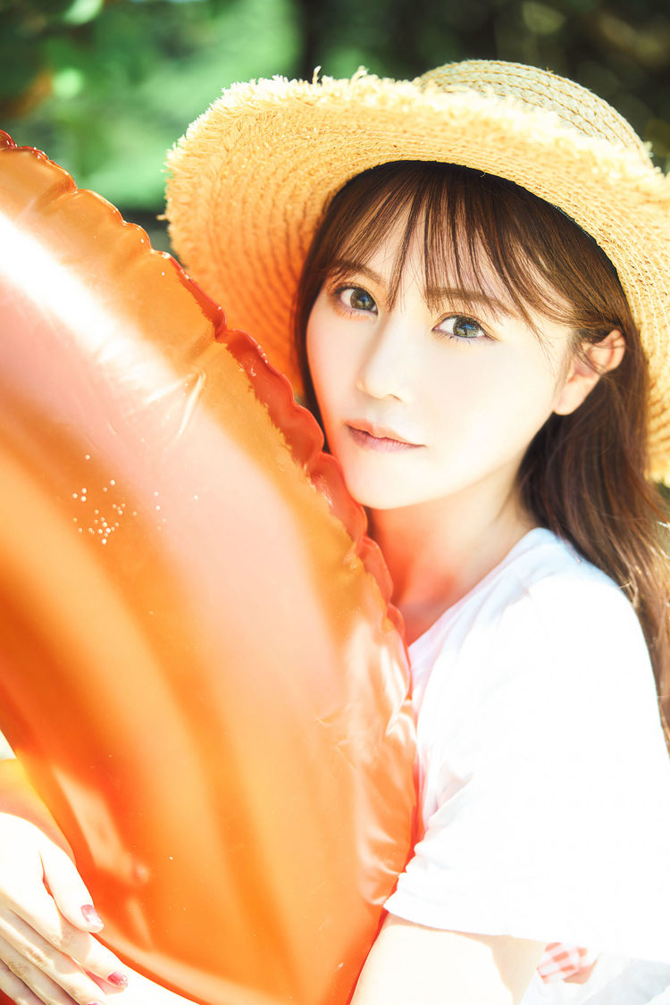 込山榛香『ターコイズブルーの誘惑』イメージカット（©2023 Liverpool）