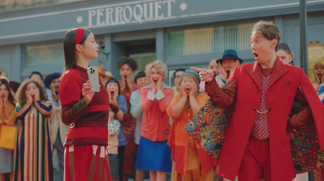 「ペイトクびっくりする」篇＆「すごいiPhone出た！」篇より