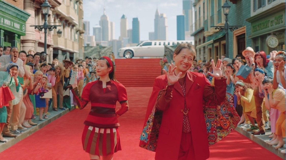 「ペイトクびっくりする」篇＆「すごいiPhone出た！」篇より