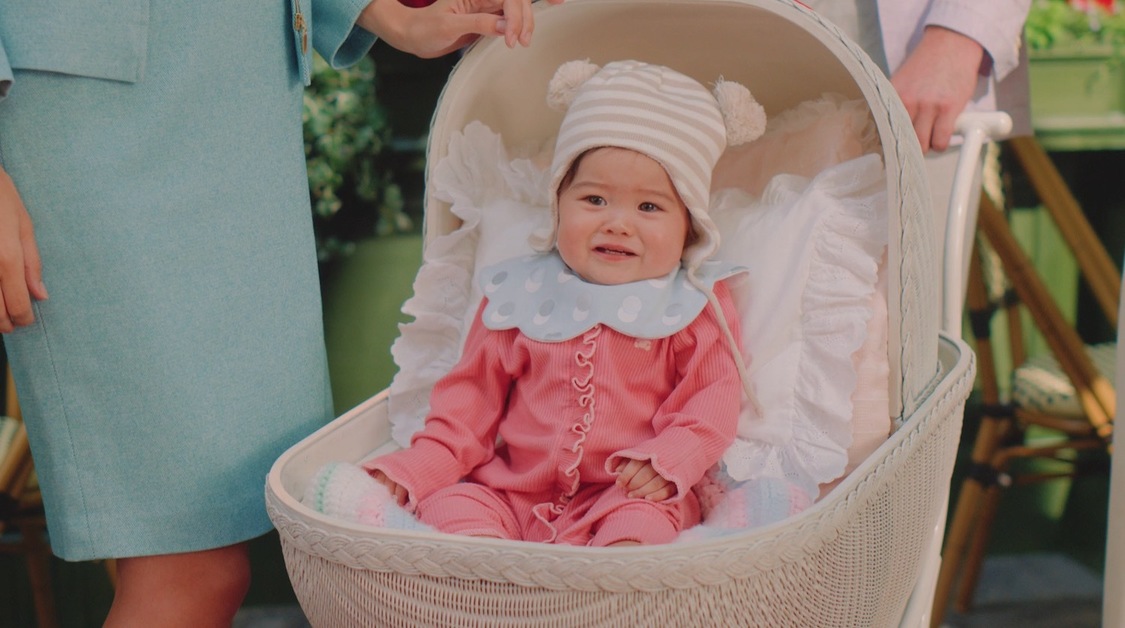 「ペイトクびっくりする」篇＆「すごいiPhone出た！」篇より