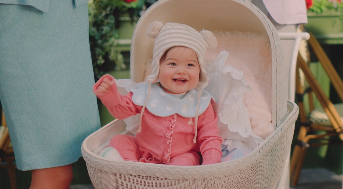 「ペイトクびっくりする」篇＆「すごいiPhone出た！」篇より