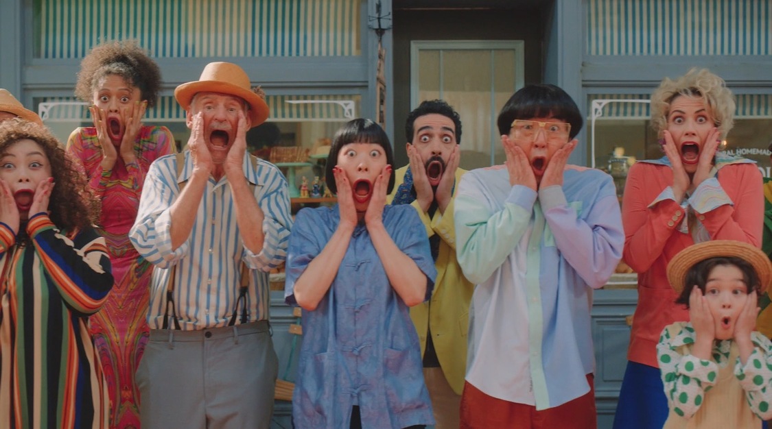 「ペイトクびっくりする」篇＆「すごいiPhone出た！」篇より