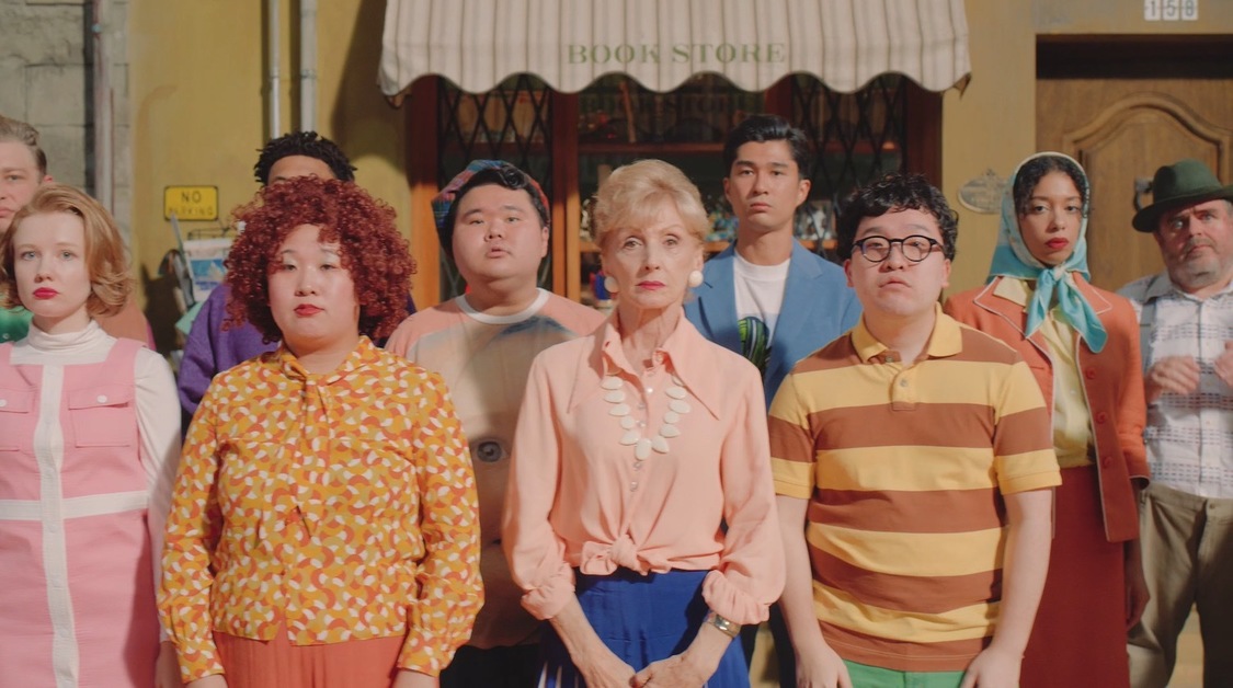 「ペイトクびっくりする」篇＆「すごいiPhone出た！」篇より