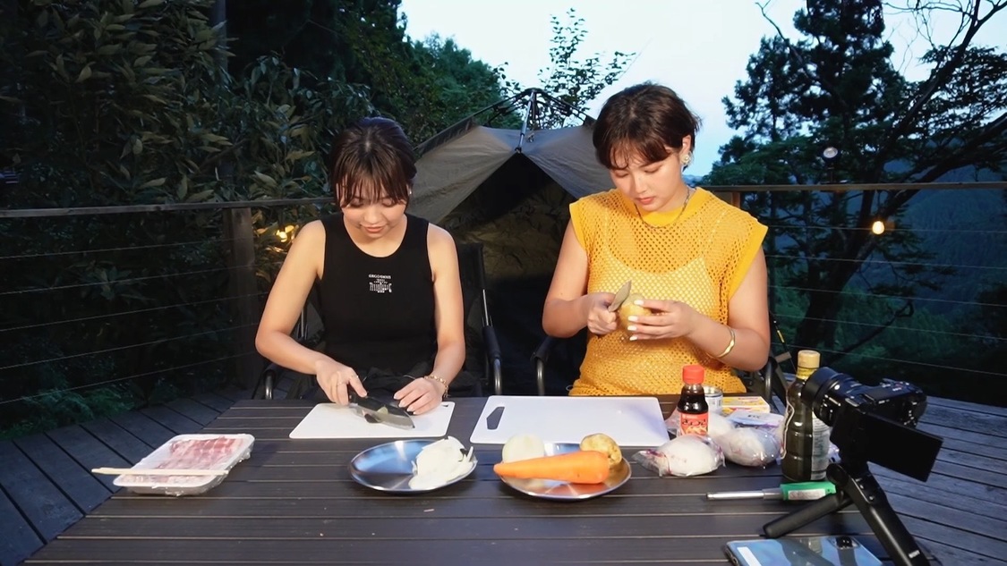 「大原優乃ちゃんと2人で懐かしのゆるキャン△飯を作ったよ🏕️煮込みカレーと肉まんサンド🥰【コラボ】」より