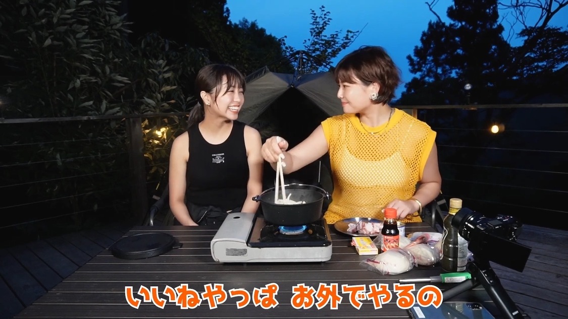 「大原優乃ちゃんと2人で懐かしのゆるキャン△飯を作ったよ🏕️煮込みカレーと肉まんサンド🥰【コラボ】」より