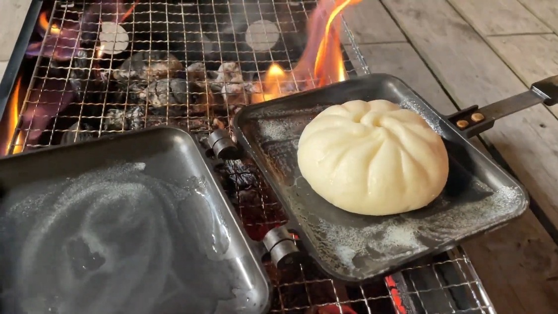 「大原優乃ちゃんと2人で懐かしのゆるキャン△飯を作ったよ🏕️煮込みカレーと肉まんサンド🥰【コラボ】」より