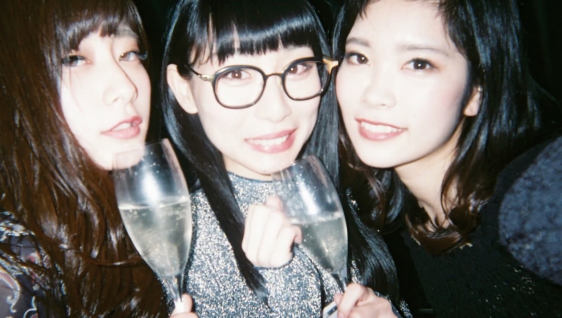 「ア・ラ・モード」MVより