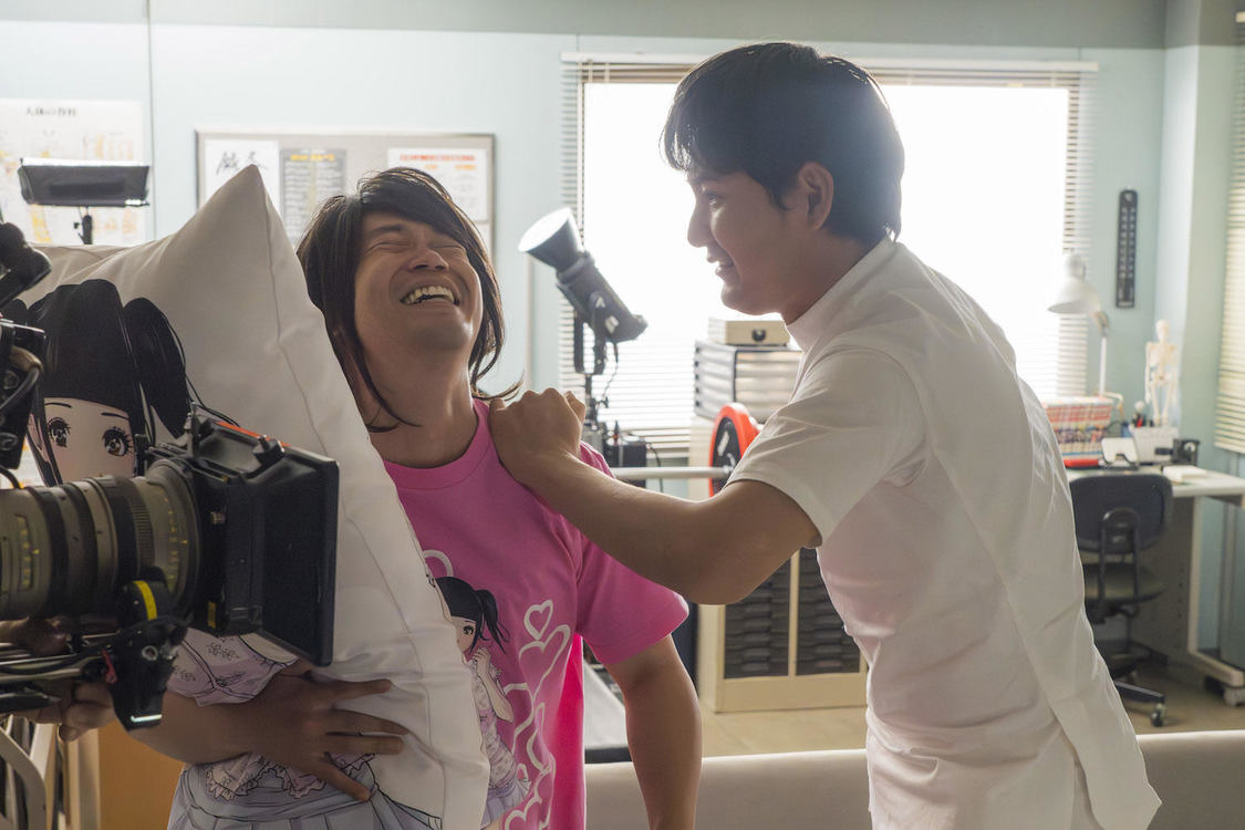 『ケンシロウによろしく』オフショット（©ジャスミン・ギュ／講談社　©DMM TV）