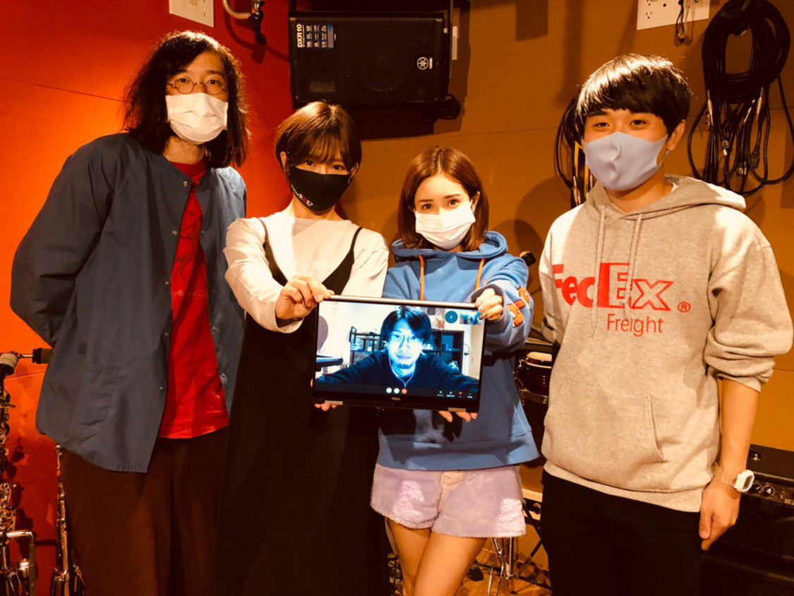 「レモンキャンディー」レコーディング時（写真左から、今泉力哉、おとといフライデー（紗倉まな・小島みなみ）、パソコン音楽クラブ 柴田碧／モニター画面内、パソコン音楽クラブ 西山真登）