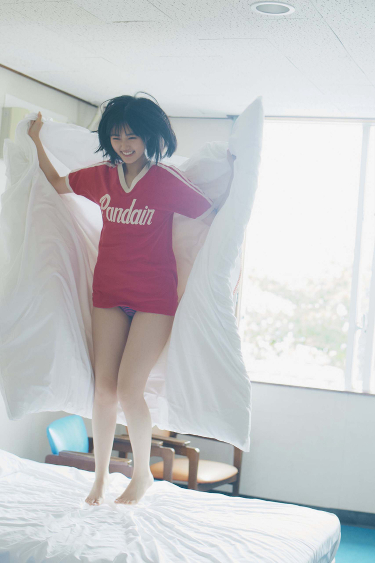 『原菜乃華1st写真集 はなのいろ』先行カット（©KADOKAWA／写真：三瓶康友）