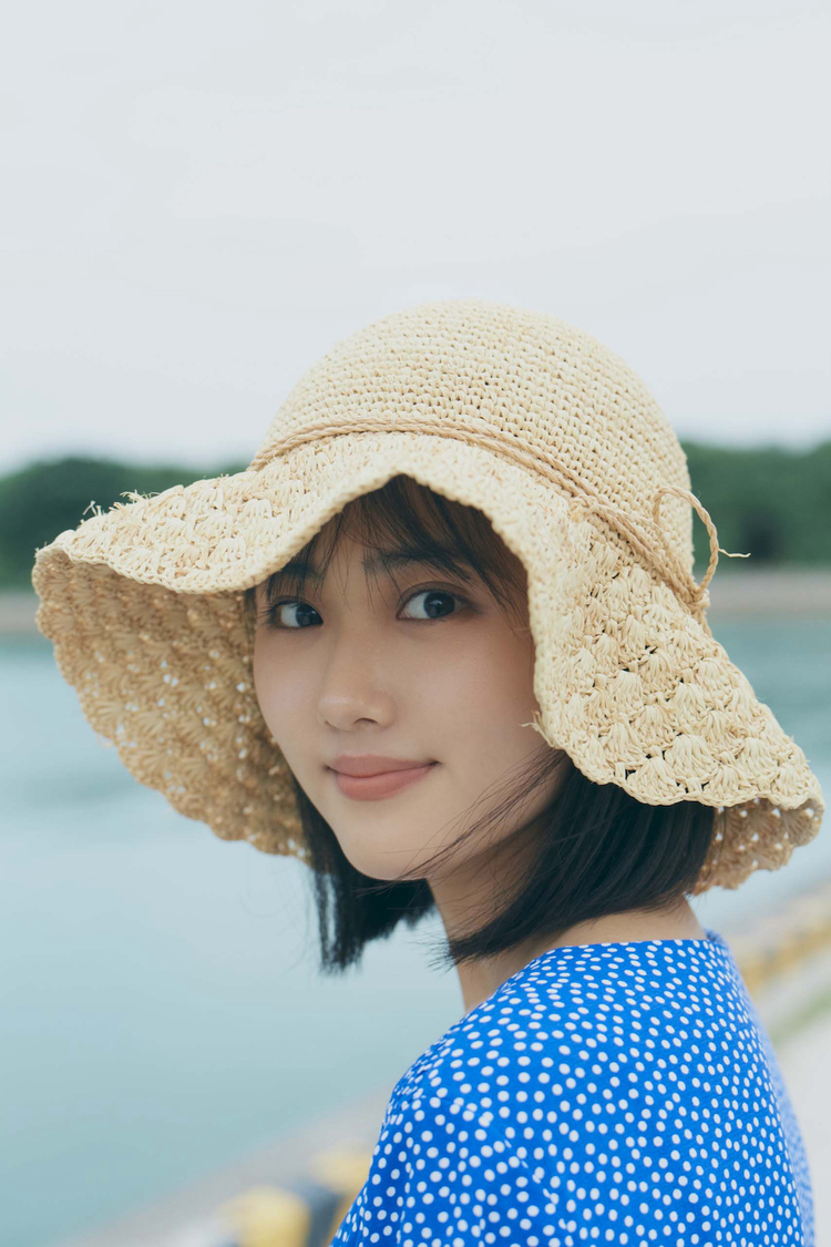 『原菜乃華1st写真集 はなのいろ』先行カット（©KADOKAWA／写真：三瓶康友）