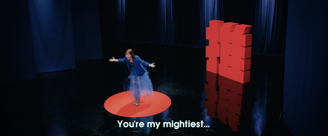 鈴木愛理「最強の推し！」MVより