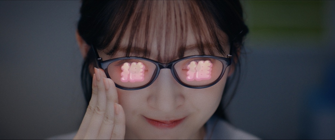 鈴木愛理「最強の推し！」MVより