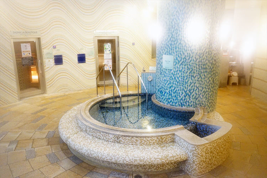 女性浴室 水風呂（※コラボ期間中はオリジナル入浴剤が投入されます）