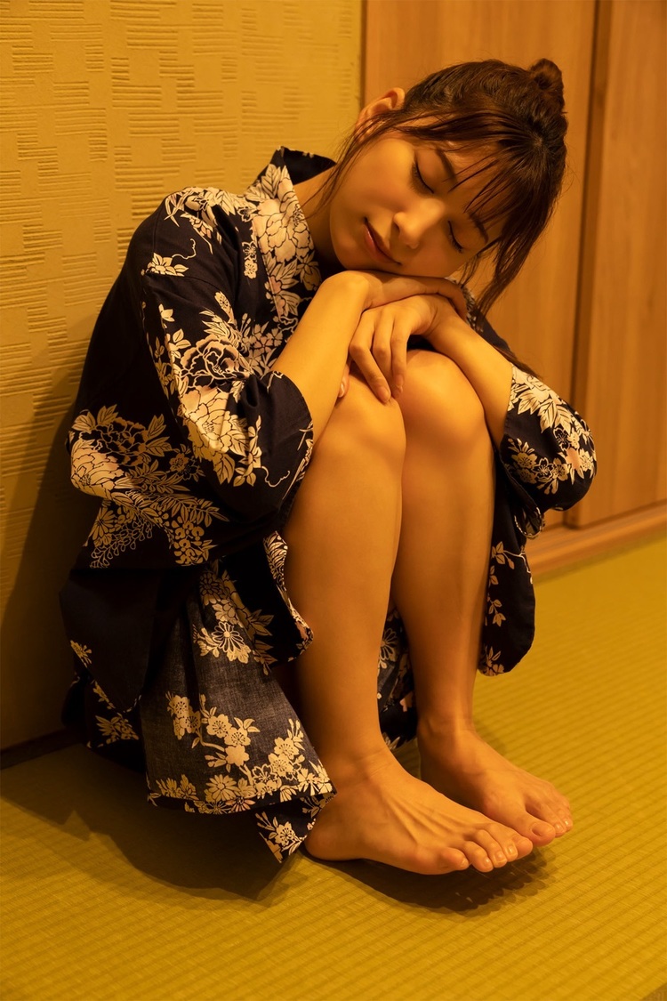 『SPA!デジタル写真集 雪平莉左「癒しのマシュマロボディ」』誌面カット