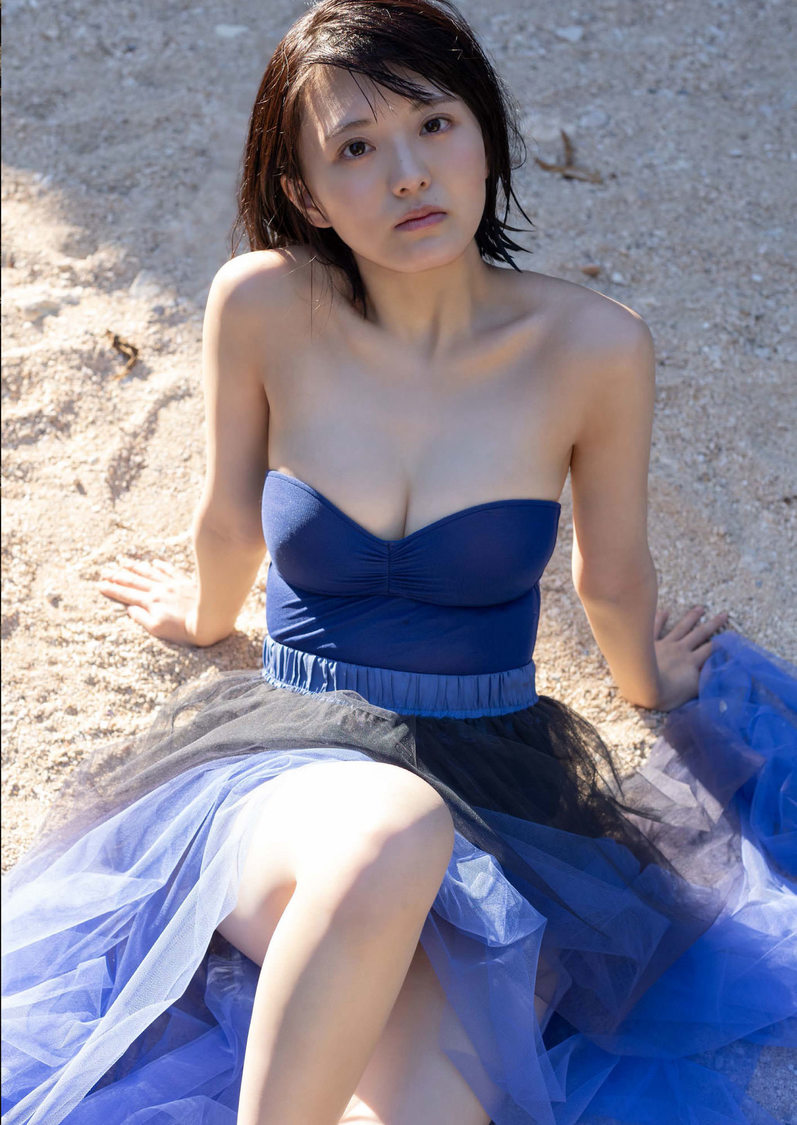 かすみ草とステラ 小柴美羽写真集 『真夏の美羽に恋をして』収録カット