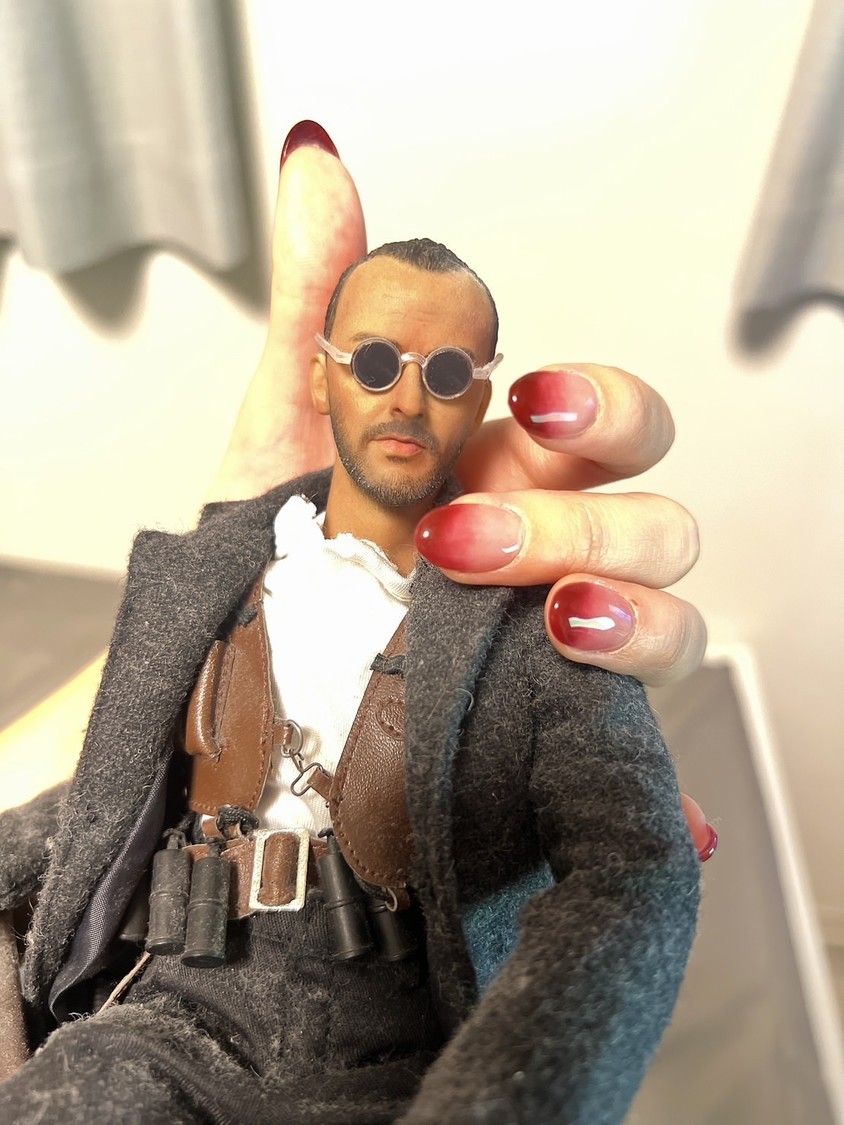 ヴァンパイアネイルしてみました。レオンも添えておきます。