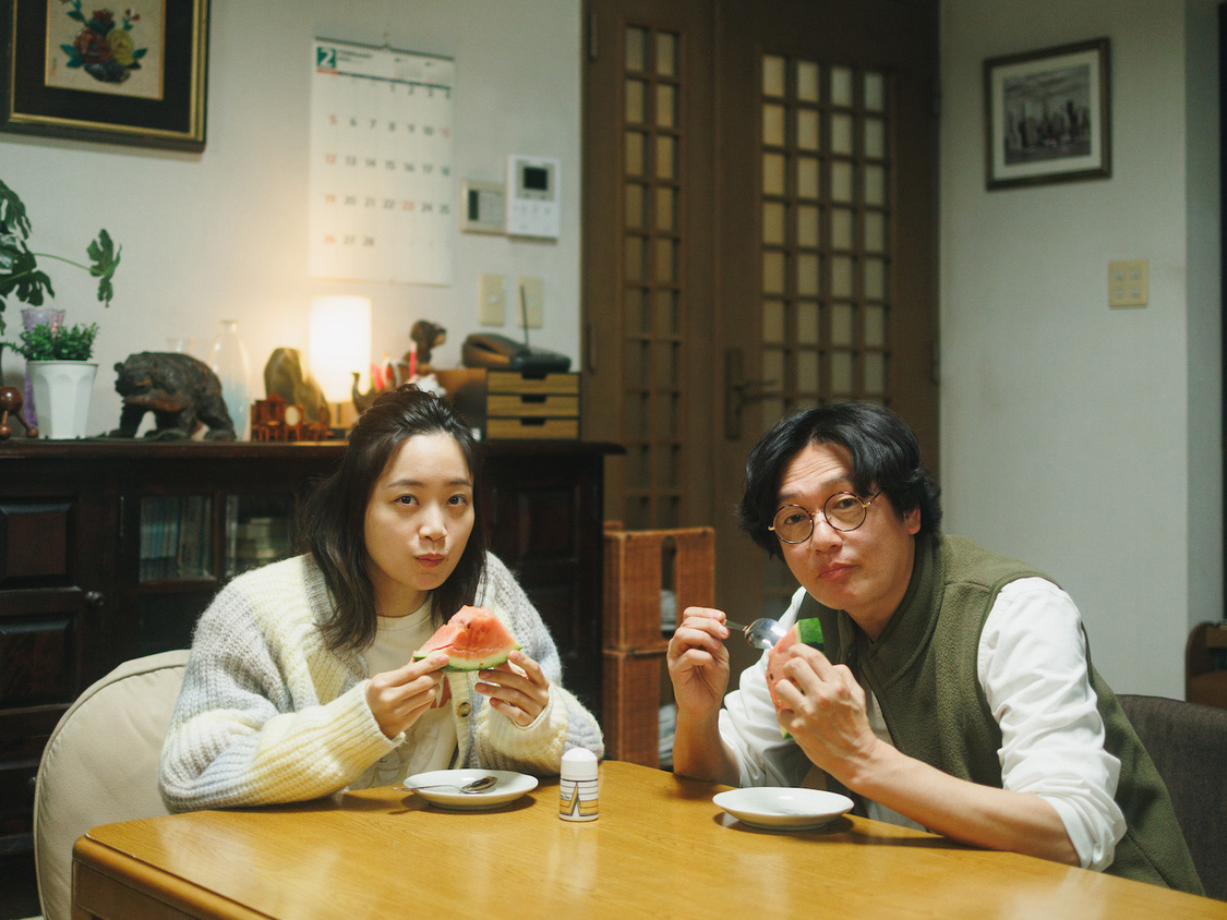 ©2023映画「人生に詰んだ元アイドルは、赤の他人のおっさんと住む選択をした」製作委員会