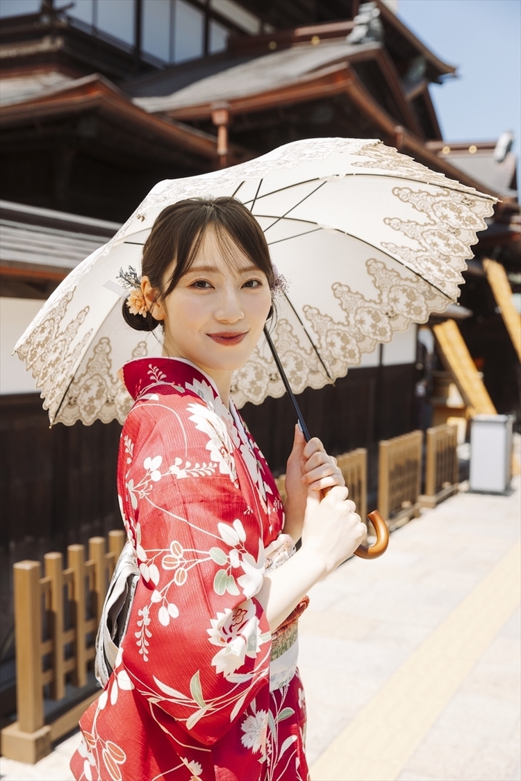 『松井咲子 3rd 写真集 妄想椿』先行カット（©️KADOKAWA ©️SOMEDAY 撮影：下田直樹）