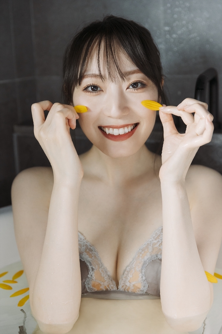 『松井咲子 3rd 写真集 妄想椿』先行カット（©️KADOKAWA ©️SOMEDAY 撮影：下田直樹）