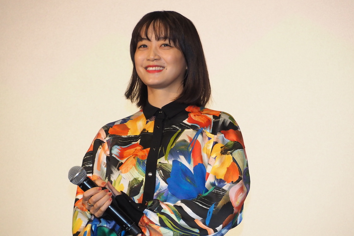 ＜映画『人生に詰んだ元アイドルは、赤の他人のおっさんと住む選択をした』公開記念舞台挨拶＞（2023年11月4日／©2023映画「人生に詰んだ元アイドルは、赤の他人のおっさんと住む選択をした」製作委員会）