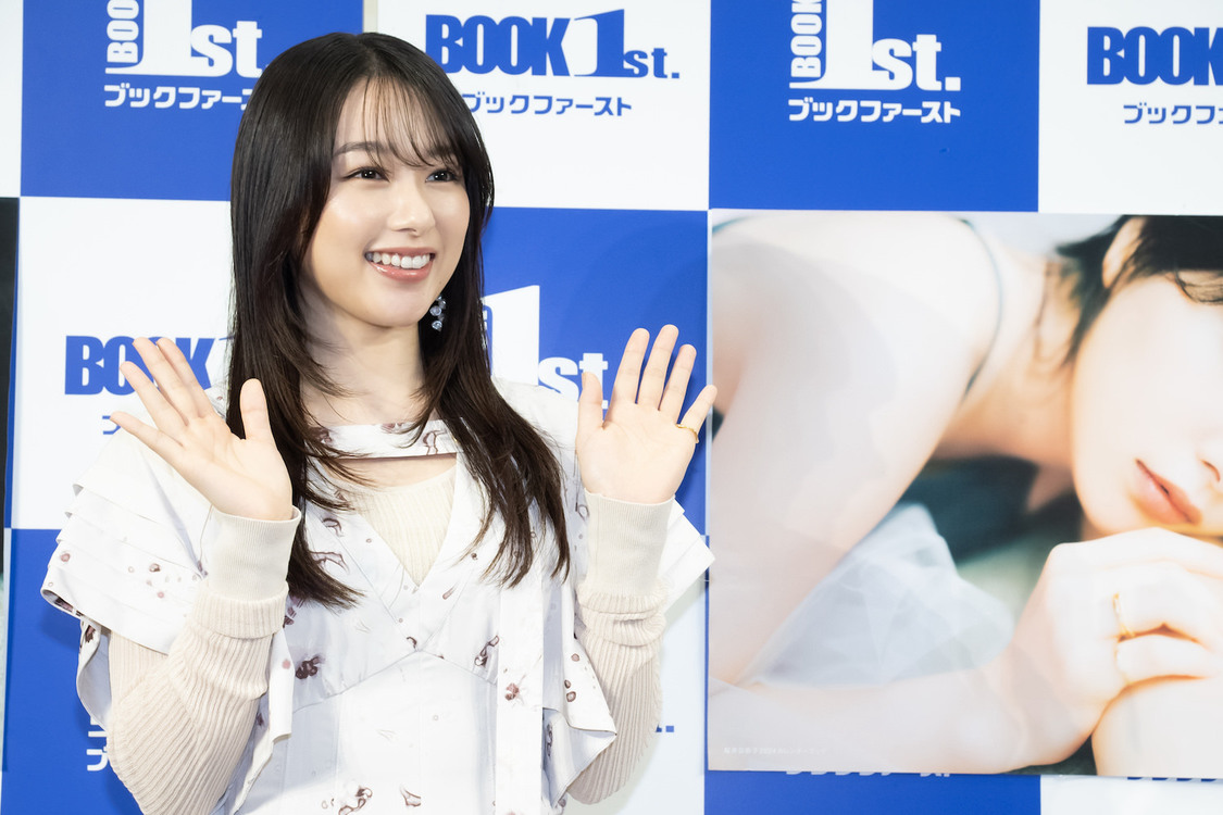 『桜井日奈子2024カレンダーブック』表紙（東京ニュース通信社刊）