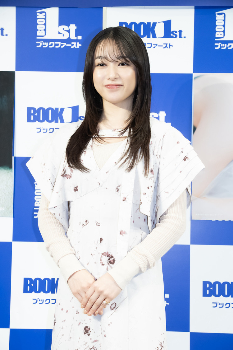 『桜井日奈子2024カレンダーブック』表紙（東京ニュース通信社刊）