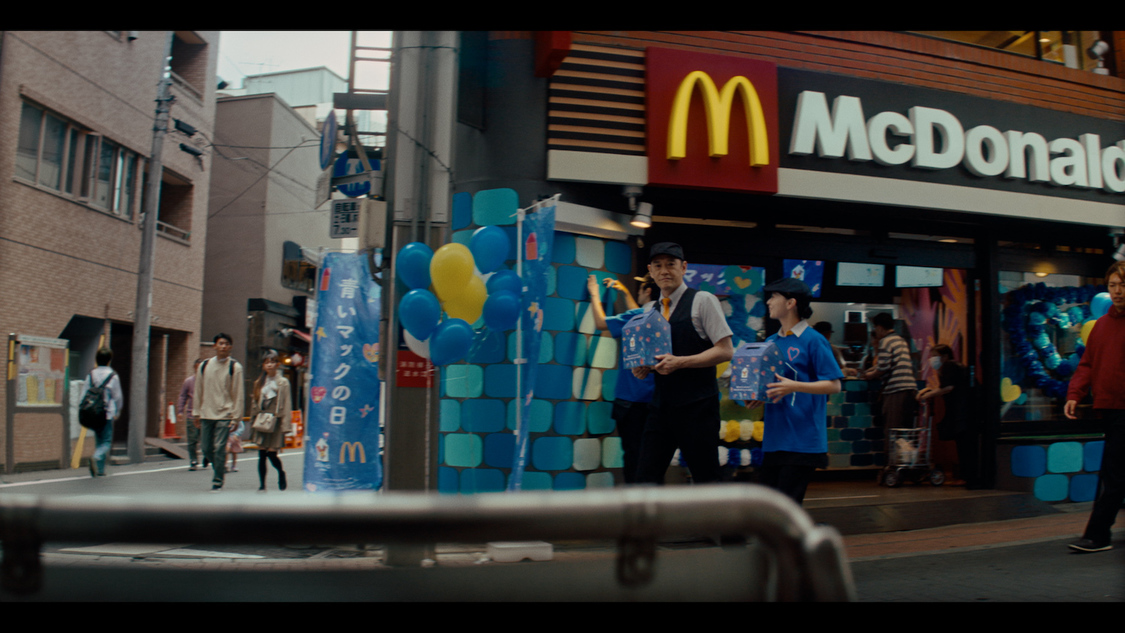 マクドナルド 新TV-CM「広がる青い輪」篇より
