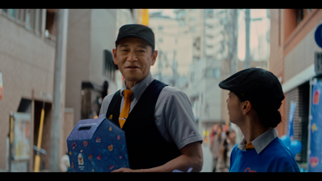 マクドナルド 新TV-CM「広がる青い輪」篇より