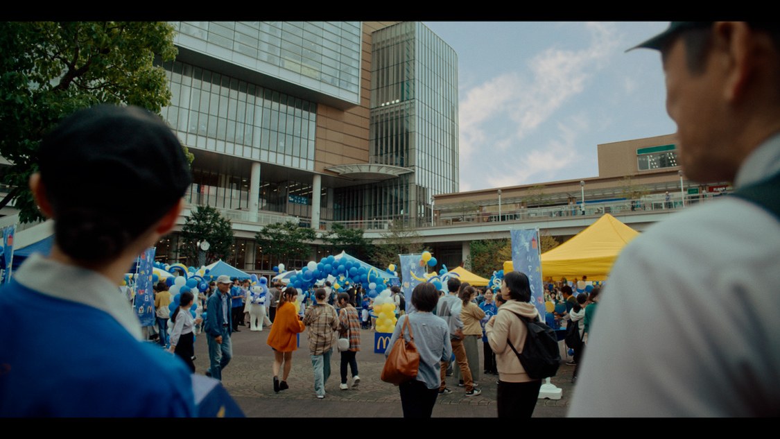 マクドナルド 新TV-CM「広がる青い輪」篇より