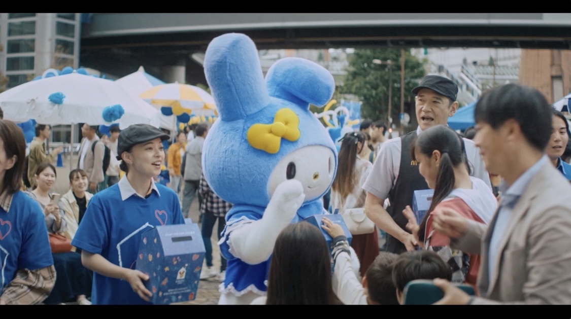 マクドナルド 新TV-CM「広がる青い輪」篇より