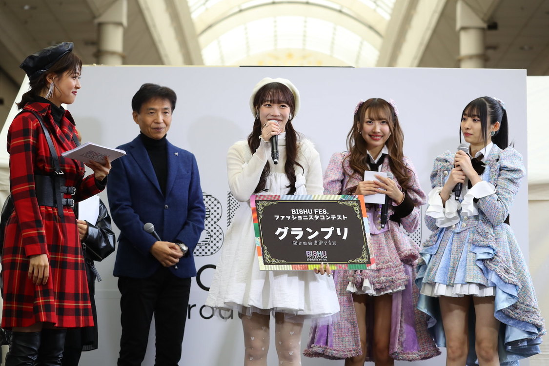 左から、松元絵里花、中野正康一宮市⻑、グランプリを受賞したperleeさん、野村実代（SKE48）、石黒友月（SKE48）