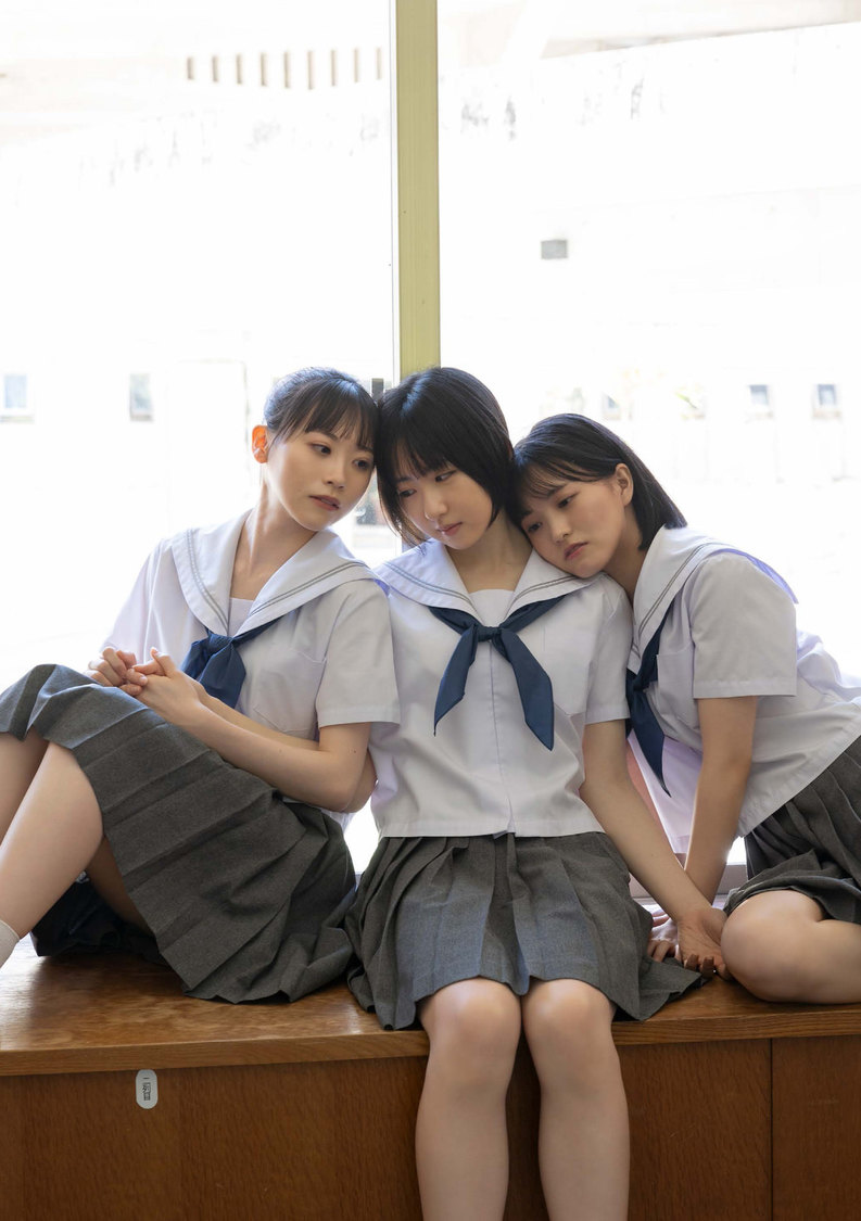 かすみ草とステラ 有岡ちひろ・小柴美羽・比賀ハル写真集『複雑な関係』より