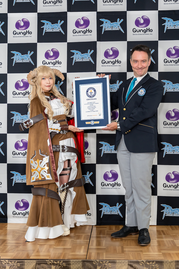 左から、よきゅーん、ジャスティン・パターソン氏（ギネス世界記録™公式認定証贈呈）