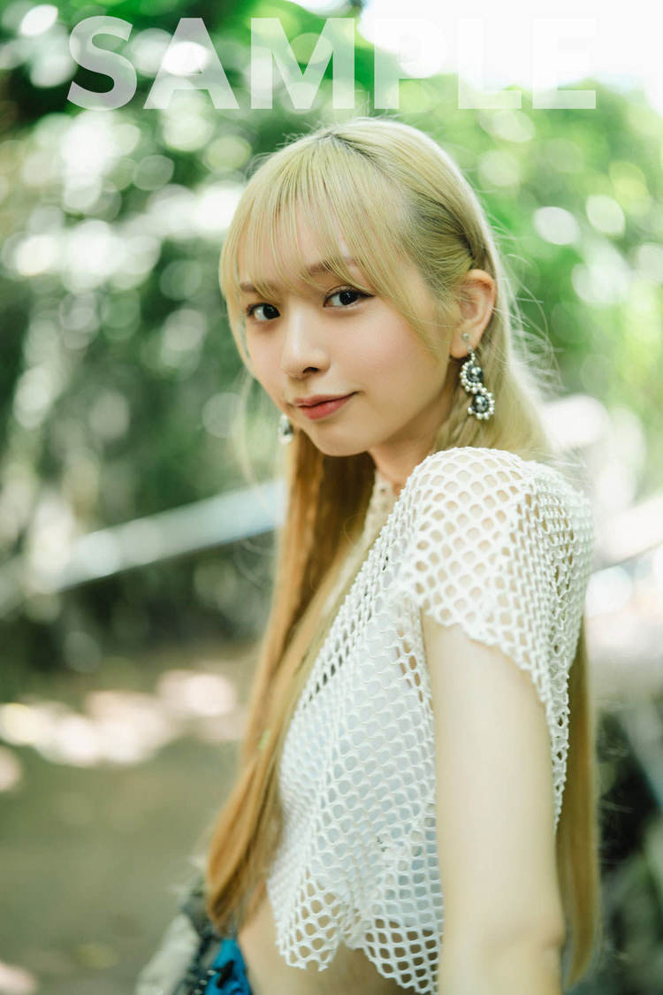 セブンネットショッピング購入特典：三品瑠香ソロ 2L判ブロマイド