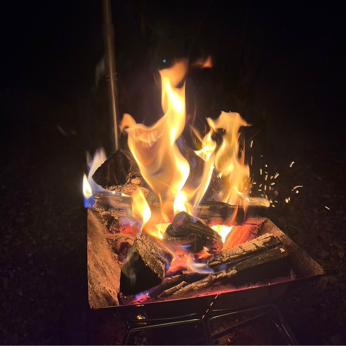 最近、キャンプにハマっています。焚き火ってこんなに熱いんだね