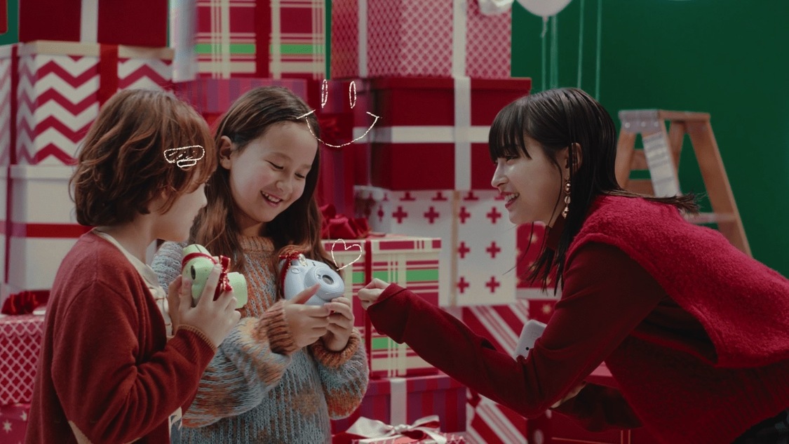 新TV-CM「クリスマスプレゼントにチェキ！」篇より