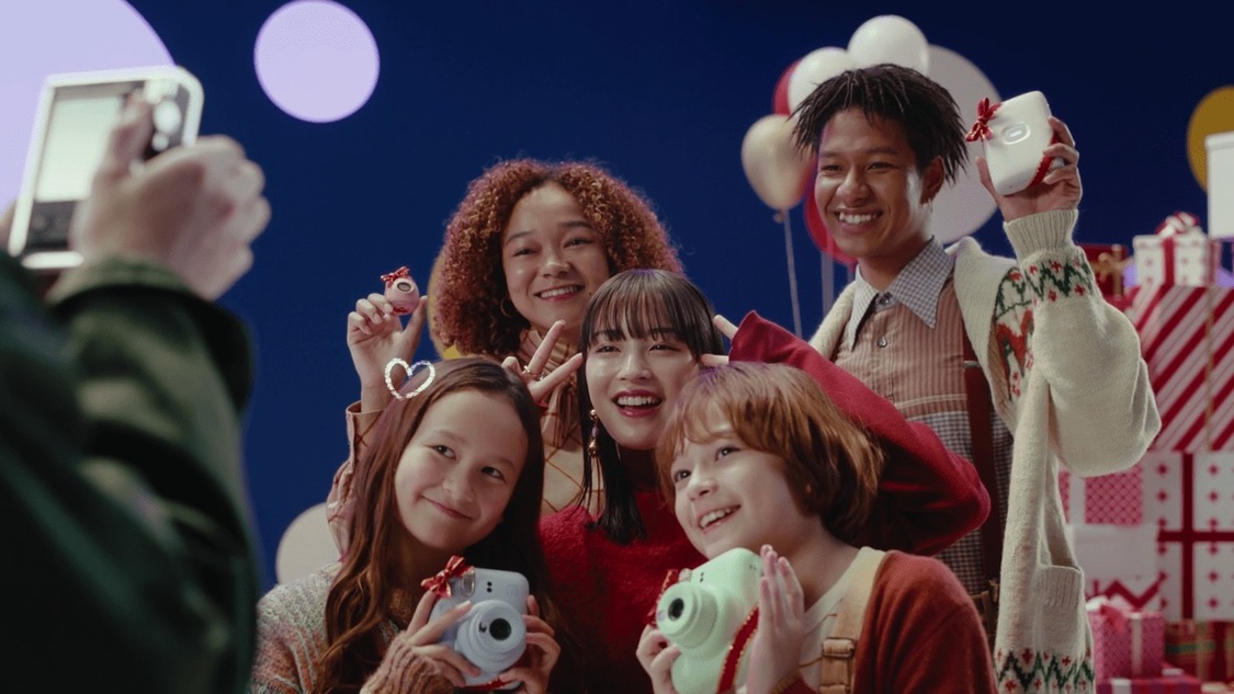 新TV-CM「クリスマスプレゼントにチェキ！」篇より