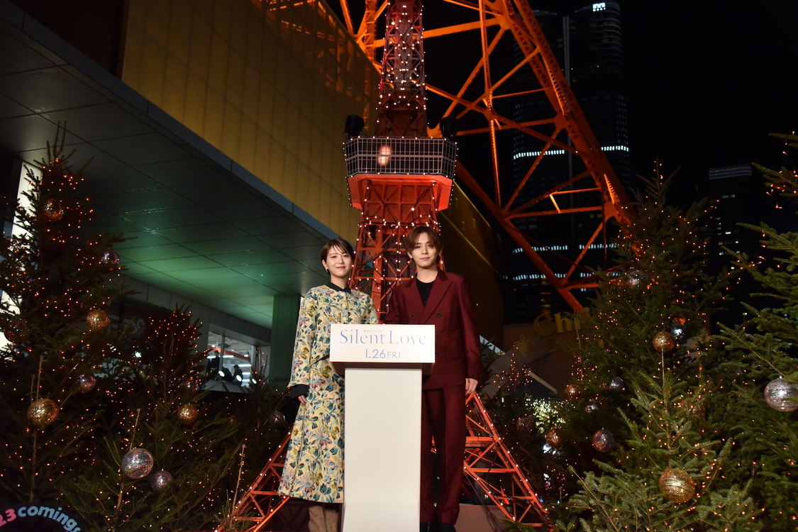 ＜TOKYO TOWER Winter Fantasy RETROSPECTIVE ILLUMINATION 2023 点灯式＞東京タワー　正面イベントスペース（2023年12月3日／©2024「サイレントラブ」製作委員会）