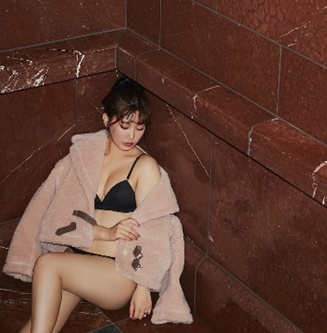 伊藤純奈　2nd写真集『COIN』より