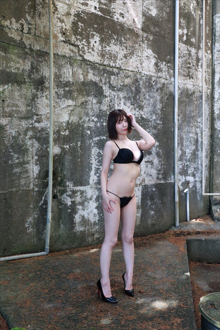 （『小日向結衣ファースト写真集 スーパーエロチカ』（徳間書店）／撮影：小塚毅之）