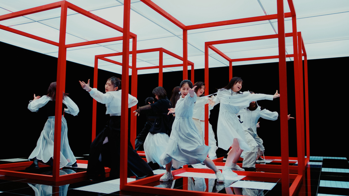 「眼差しSniper」MVより Sniperポーズ（©OVERSE）