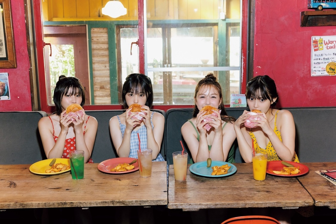 東京湾岸がーるず写真集『えもなむ』【呼び出し先生タナカコラボ】（撮影／藤本和典）