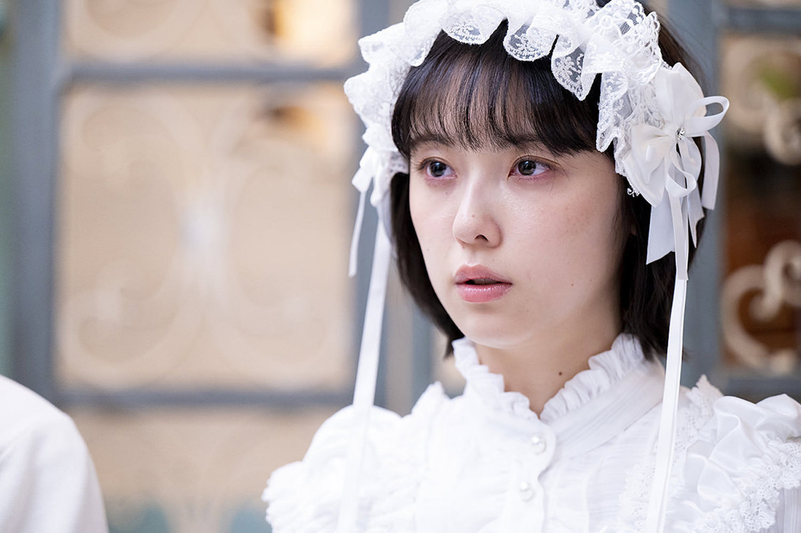 映画『コーヒーはホワイトで』場面写真より（©️映画「コーヒーはホワイトで」製作委員会）